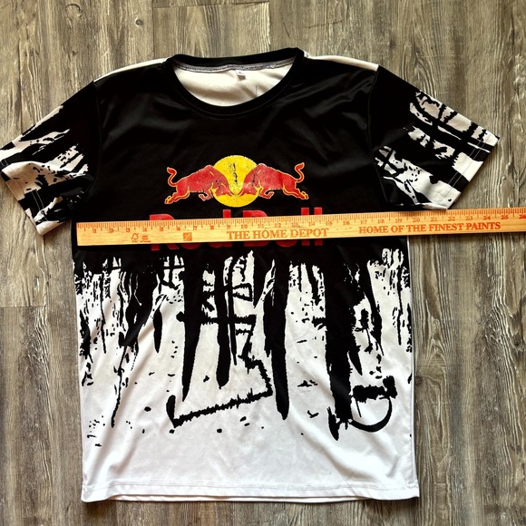 Red Bull Graphic Tee Medium – Bold Two-Tone Print, Pre-Owned, Unique Design - Picture 4 of 7